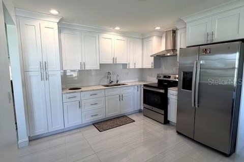House in Sebring, Florida 2 bedrooms, 106.19 sq.m. № 2195905 - photo 4