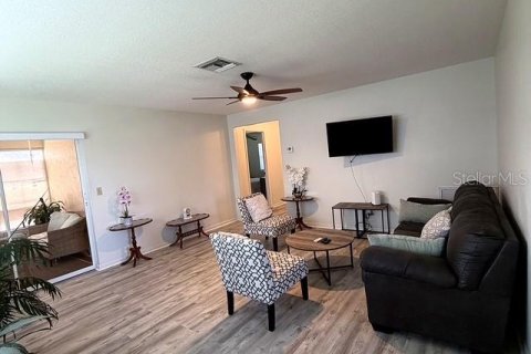 House in Sebring, Florida 2 bedrooms, 106.19 sq.m. № 2195905 - photo 5