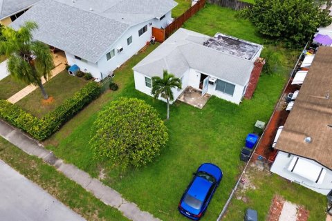Villa ou maison à vendre à Hollywood, Floride: 2 chambres, 73.95 m2 № 2401089 - photo 3