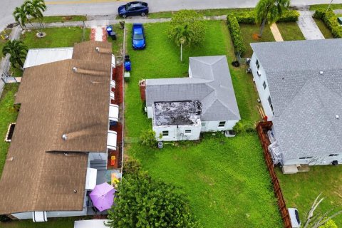 Villa ou maison à vendre à Hollywood, Floride: 2 chambres, 73.95 m2 № 2401089 - photo 16