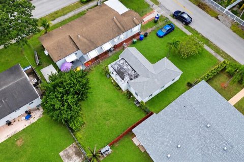 Villa ou maison à vendre à Hollywood, Floride: 2 chambres, 73.95 m2 № 2401089 - photo 17