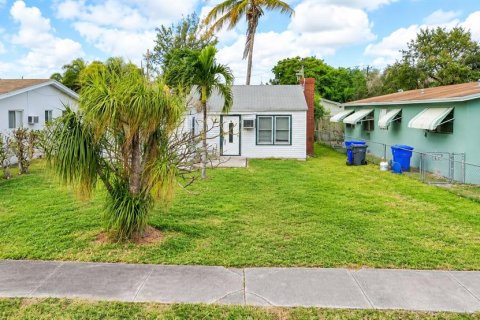 Villa ou maison à vendre à Hollywood, Floride: 2 chambres, 73.95 m2 № 2401089 - photo 2