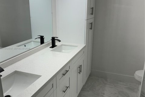 Condo in Hollywood, Florida, 3 bedrooms  № 2059749 - photo 3