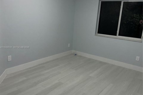 Condo in Hollywood, Florida, 3 bedrooms  № 2059749 - photo 8