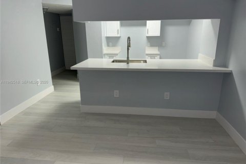 Condo in Hollywood, Florida, 3 bedrooms  № 2059749 - photo 7