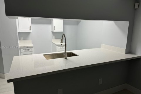 Condo in Hollywood, Florida, 3 bedrooms  № 2059749 - photo 5