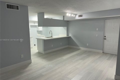 Condo in Hollywood, Florida, 3 bedrooms  № 2059749 - photo 10