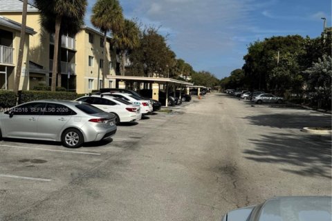 Condo in Hollywood, Florida, 3 bedrooms  № 2059749 - photo 13