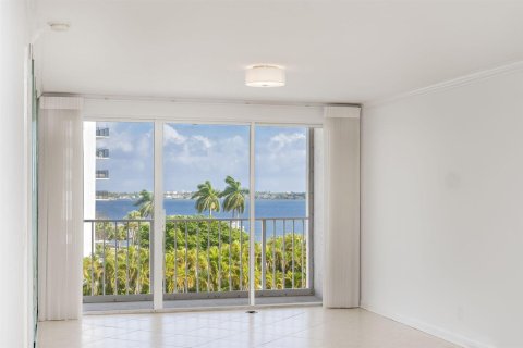 Condo in West Palm Beach, Florida, 2 bedrooms  № 2084045