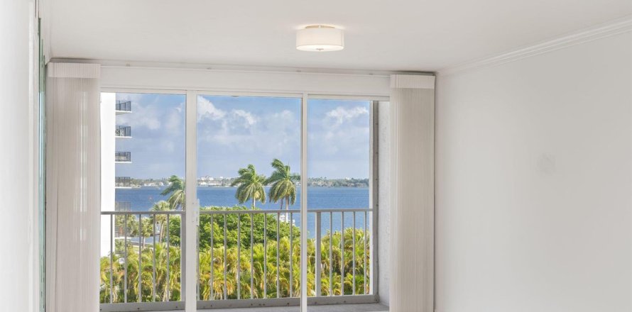 Condo in West Palm Beach, Florida, 2 bedrooms  № 2084045
