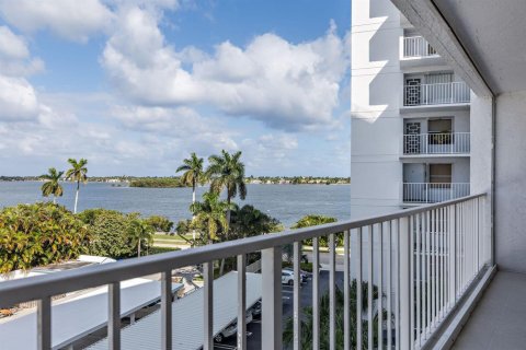 Condo in West Palm Beach, Florida, 2 bedrooms  № 2084045 - photo 15
