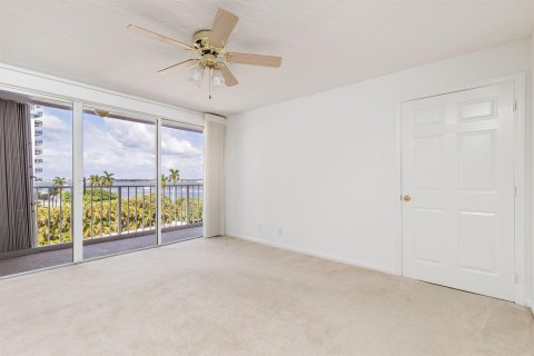 Condo in West Palm Beach, Florida, 2 bedrooms  № 2084045 - photo 19