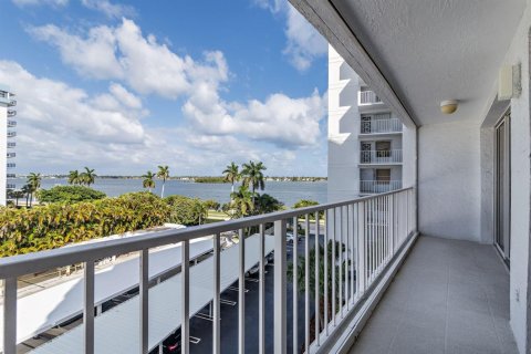 Condo in West Palm Beach, Florida, 2 bedrooms  № 2084045 - photo 13
