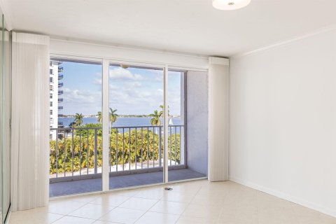 Condo in West Palm Beach, Florida, 2 bedrooms  № 2084045 - photo 2