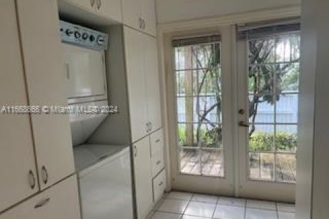 House in Miami Beach, Florida 5 bedrooms, 230.58 sq.m. № 1827624 - photo 18