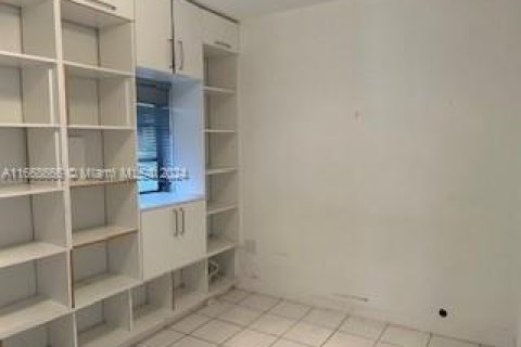 House in Miami Beach, Florida 5 bedrooms, 230.58 sq.m. № 1827624 - photo 17
