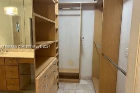 House in Miami Beach, Florida 5 bedrooms, 230.58 sq.m. № 1827624 - photo 16