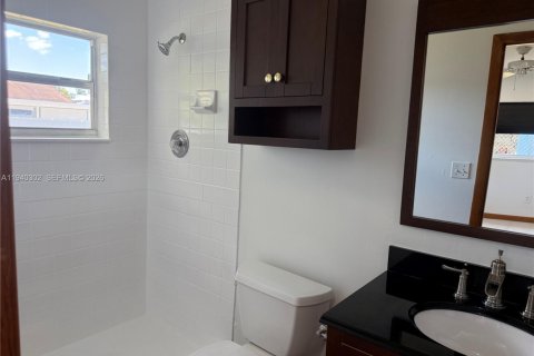 Casa en alquiler en Miami, Florida, 4 dormitorios, 150.5 m2 № 1998149 - foto 13