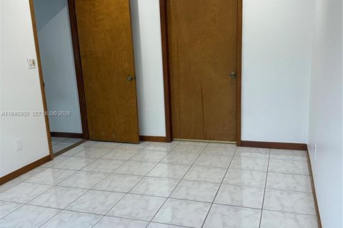 Casa en alquiler en Miami, Florida, 4 dormitorios, 150.5 m2 № 1998149 - foto 20