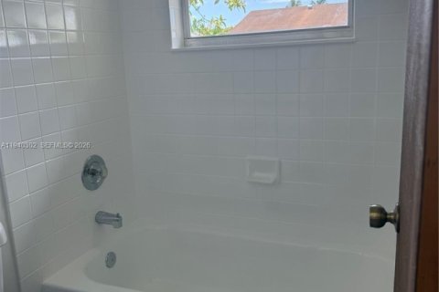 Casa en alquiler en Miami, Florida, 4 dormitorios, 150.5 m2 № 1998149 - foto 8