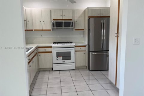 Casa en alquiler en Miami, Florida, 4 dormitorios, 150.5 m2 № 1998149 - foto 17