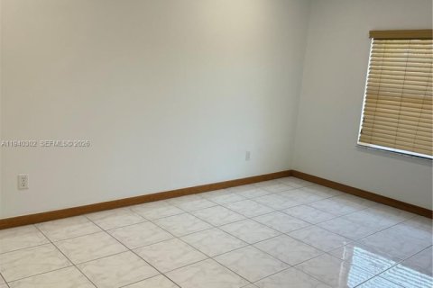 Casa en alquiler en Miami, Florida, 4 dormitorios, 150.5 m2 № 1998149 - foto 21