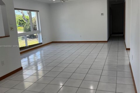 Casa en alquiler en Miami, Florida, 4 dormitorios, 150.5 m2 № 1998149 - foto 19