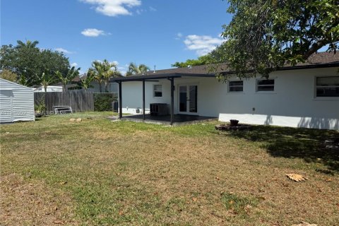 Casa en alquiler en Miami, Florida, 4 dormitorios, 150.5 m2 № 1998149 - foto 4