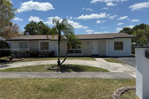 Casa en alquiler en Miami, Florida, 4 dormitorios, 150.5 m2 № 1998149 - foto 2