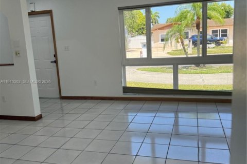 Casa en alquiler en Miami, Florida, 4 dormitorios, 150.5 m2 № 1998149 - foto 16
