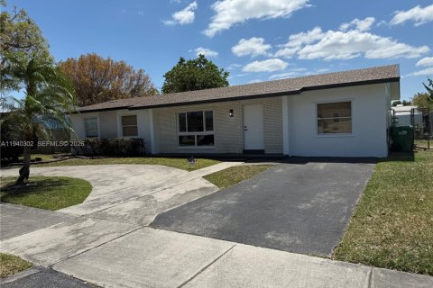Casa en alquiler en Miami, Florida, 4 dormitorios, 150.5 m2 № 1998149 - foto 3