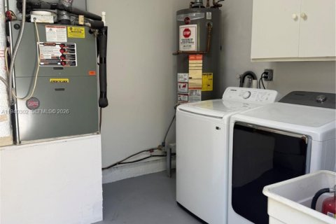 Casa en alquiler en Miami, Florida, 4 dormitorios, 150.5 m2 № 1998149 - foto 24