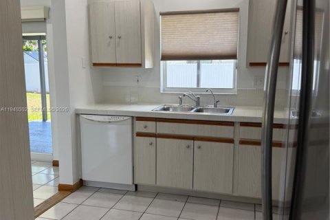 Casa en alquiler en Miami, Florida, 4 dormitorios, 150.5 m2 № 1998149 - foto 18