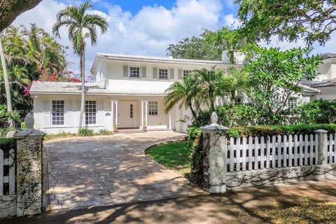 House in Coral Gables, Florida 4 bedrooms, 303.79 sq.m. № 1878604 - photo 1