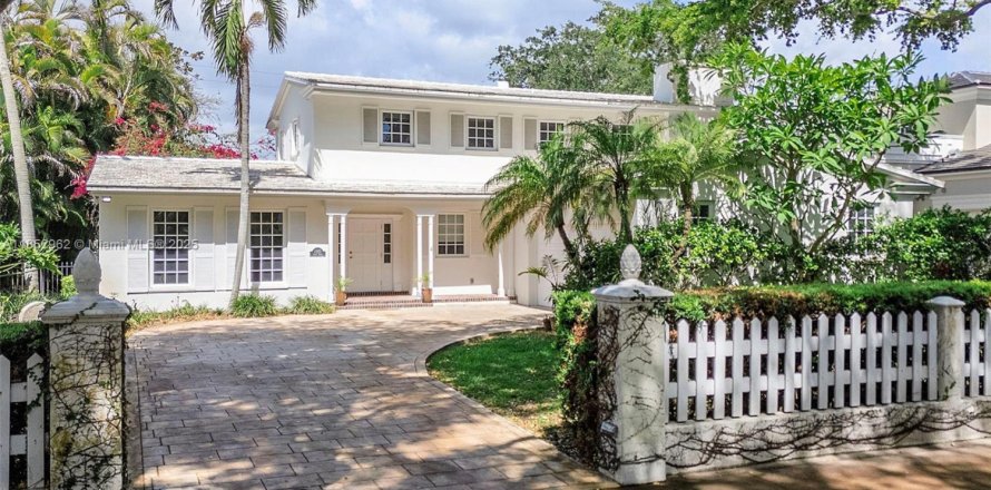 House in Coral Gables, Florida 4 bedrooms, 303.79 sq.m. № 1878604