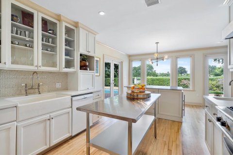House in Coral Gables, Florida 4 bedrooms, 303.79 sq.m. № 1878604 - photo 5