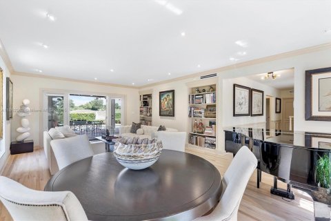 House in Coral Gables, Florida 4 bedrooms, 303.79 sq.m. № 1878604 - photo 2