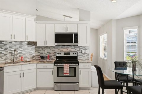 House in Davenport, Florida 4 bedrooms, 147.53 sq.m. № 2201783 - photo 14