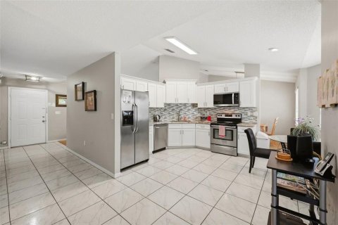 House in Davenport, Florida 4 bedrooms, 147.53 sq.m. № 2201783 - photo 15