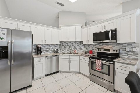 House in Davenport, Florida 4 bedrooms, 147.53 sq.m. № 2201783 - photo 13
