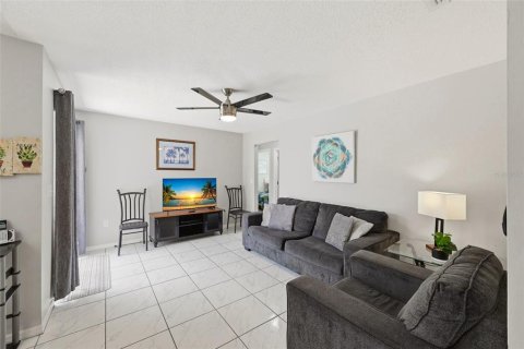 House in Davenport, Florida 4 bedrooms, 147.53 sq.m. № 2201783 - photo 20