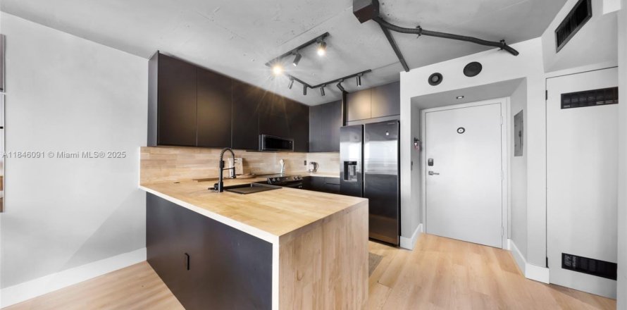 Condo in North Miami, Florida, 2 bedrooms № 1846092