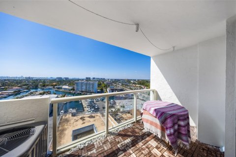 Condo in North Miami, Florida, 2 bedrooms  № 1846092 - photo 30