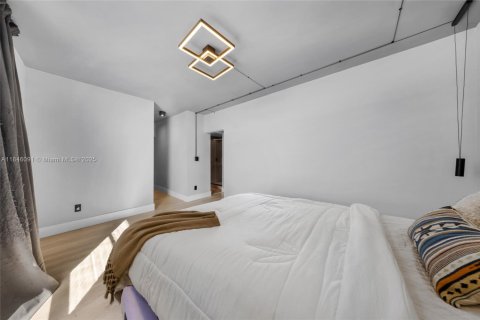Condo in North Miami, Florida, 2 bedrooms  № 1846092 - photo 18