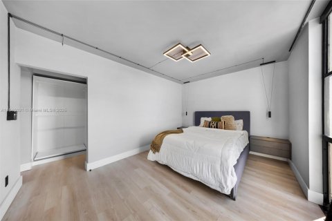 Condo in North Miami, Florida, 2 bedrooms  № 1846092 - photo 15
