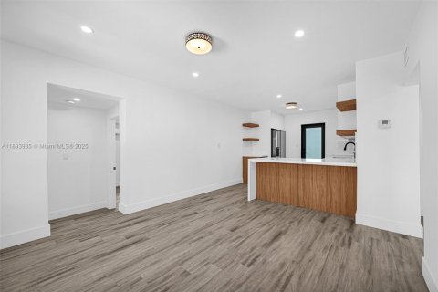 House in Miami, Florida 4 bedrooms, 60.39 sq.m. № 1946638 - photo 4