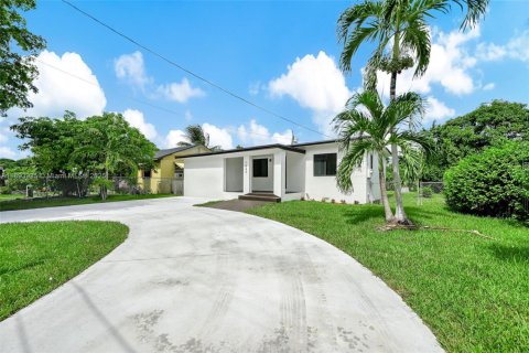 House in Miami, Florida 4 bedrooms, 60.39 sq.m. № 1946638 - photo 1