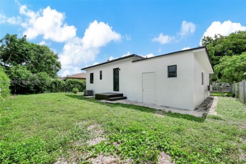 House in Miami, Florida 4 bedrooms, 60.39 sq.m. № 1946638 - photo 15