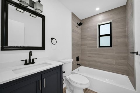 House in Miami, Florida 4 bedrooms, 60.39 sq.m. № 1946638 - photo 9