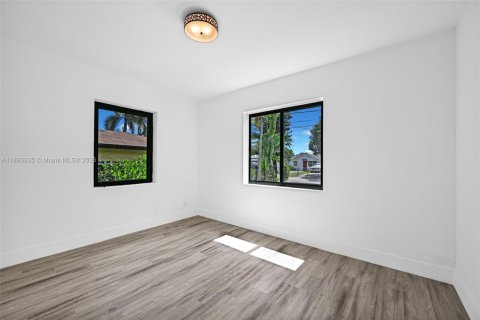 House in Miami, Florida 4 bedrooms, 60.39 sq.m. № 1946638 - photo 10